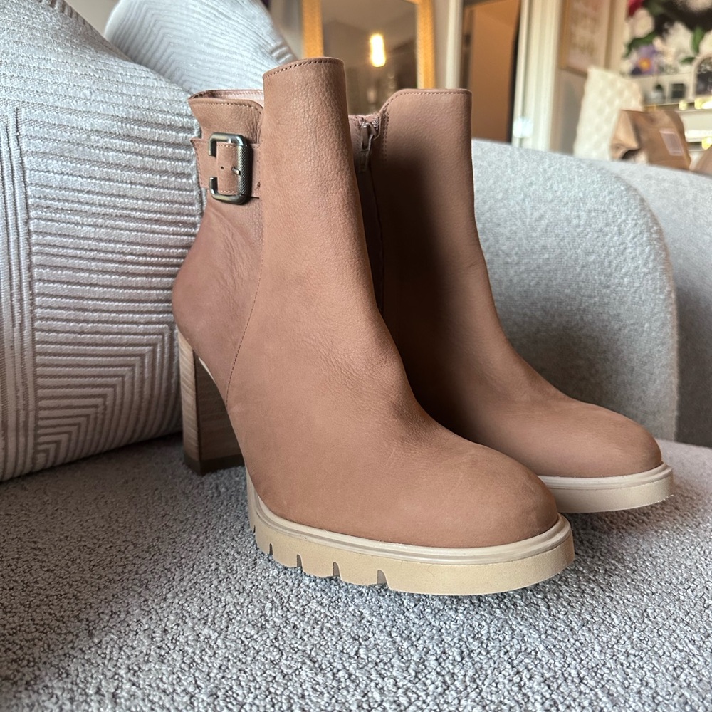 NEW!!! Paul Green Selma Lug Sole Bootie Women's Size 7  Toffee Nubuck - Picture 6 of 6